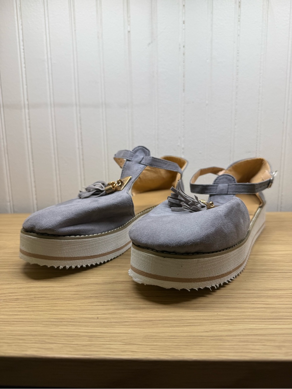 Source Unknown Gray Suede Platform T-Strap Sandals